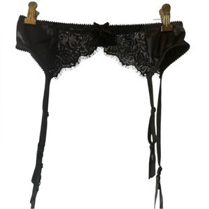 Black garter belt great condition